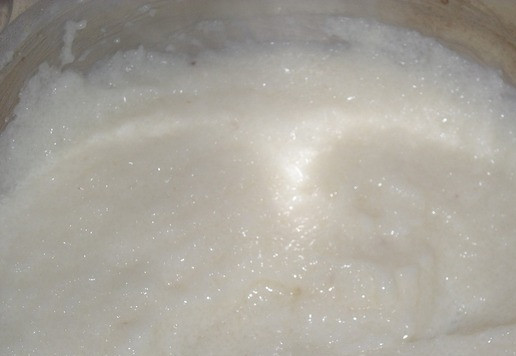 1. Этап. Творожный десерт с полентой и изюмом: Затем убираю ковш с плиты. Остужаю молочную рисовую кашу из поленты.