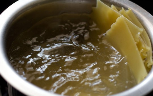 1. Этап. Грибная лазанья: 8. Параллельно займитесь листами лазаньи, если их надо предварительно отваривать.