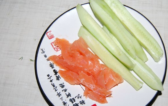 1. Этап. Диетические роллы: С огурца удаляем кожуру, нарезаем его тонкой соломкой. Так же нарезаем семгу.