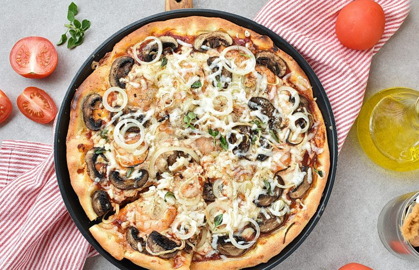 1. Этап. Пицца с креветками и грибами: И подавайте скорее к столу!