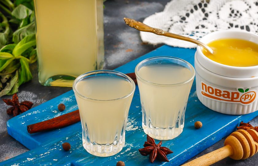 1. Этап. Напиток Крамбамбуля: Перед подачей напиток охладите, затем разлейте в порционные стаканчики.