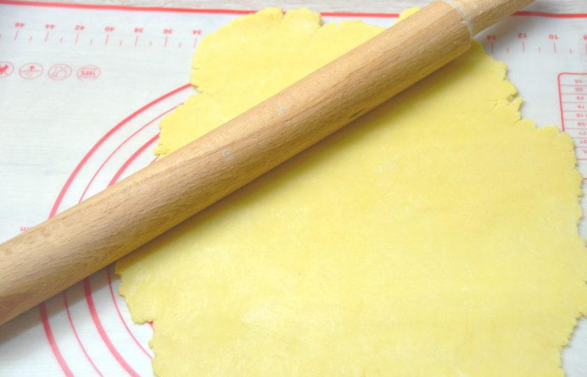 1. Этап. Американский лимонный пирог: Раскатайте тесто в тонкий пласт.