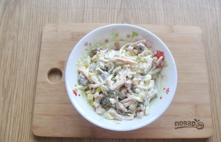 1. Этап. Салат с ветчиной и маринованными грибами: Можно салат немного поперчить. Перемешайте все ингредиенты салата.