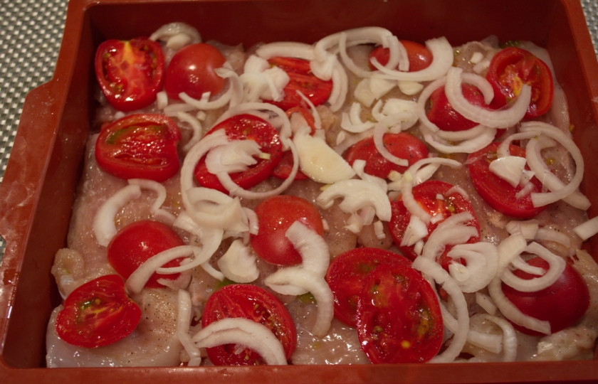 1. Этап. Отбивные в духовке с помидорами и сыром: 3. Репчатый лук нарезать полукольцами. Ошпарить кипятком. Делаем это для того, чтобы лук не давал горчинку в готовом блюде.