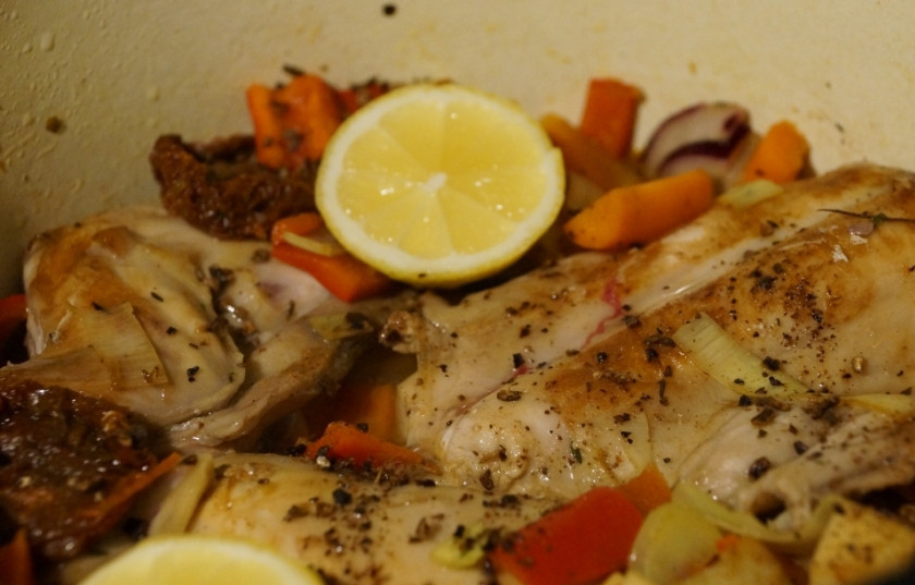 1. Этап. Кролик по-испански: Сверху выкладываем чеснок и дольки лимона. А также добавляем специи.