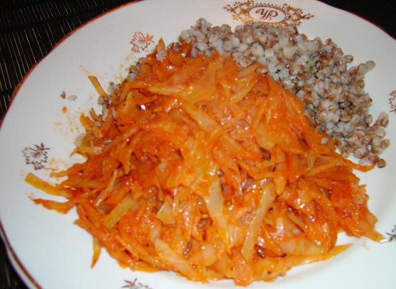 1. Этап. Капуста тушеная с луком: 4. Как только капуста станет мягкой (но не разваливающейся!) и испариться вся влага, блюдо готово. Его отлично подавать с гречневой кашей в Пост. Капуста станет великолепным гарниром к мясу или котлетам.