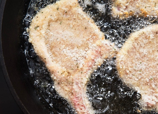 1. Этап. Отбивная на кости: 4. Выложите на сковороду с разогретым маслом и жарьте на среднем огне до румяной корочки с двух сторон.