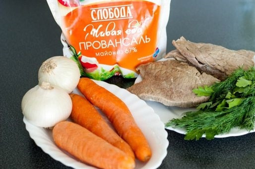 1. Этап. Салат Обжорка с мясом: 1. Вот такой небольшой, но очень аппетитный и полезный набор ингредиентов вам потребуется.