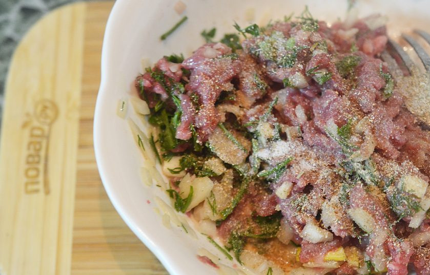 1. Этап. Кололак: 7. Все хорошо перемешайте, добавьте специи.