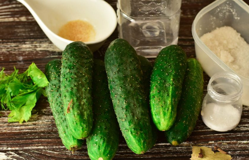 1. Этап. Огурцы в желатине: Подготовьте ингредиенты.