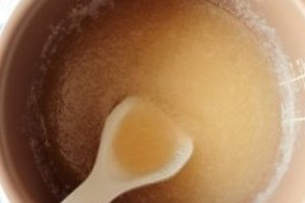 1. Этап. Вишневое варенье в мультиварке: Приготовим сироп для варенья, для этого наливаем в чашу мультиварки воду и насыпаем сахар. Перемешиваем. Включаем режим 