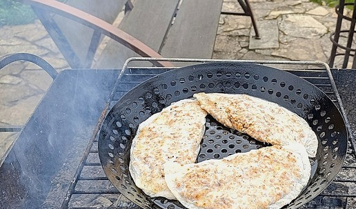 1. Этап. Чебуреки из индейки в рисовой бумаге: На пикнике - слегка смазать сковороду, в которой будете обжаривать чебуреки, растительным маслом. Чебуреки посыпать кунжутом, жарить до румяного колера.