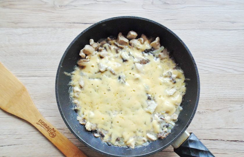 1. Этап. Жульен с курицей и грибами на сковороде: Готовьте ещё 3-4 минуты до полного расплавления сыра.