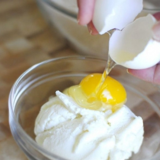 1. Этап. Оладьи с базиликом и шоколадом: В другой мисочке смешиваем рикотту, яйцо, молоко и сливочное масло.