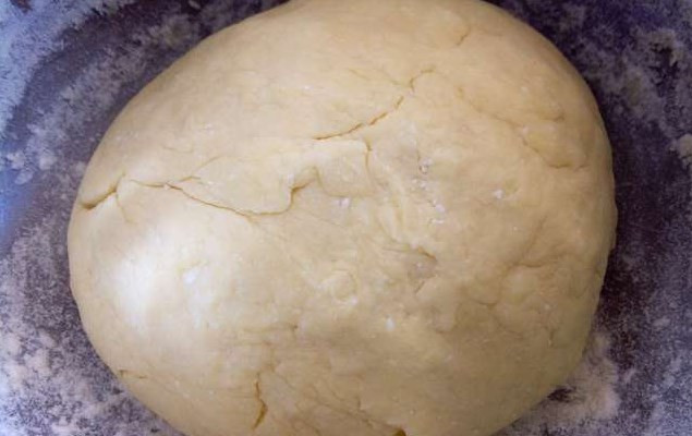 1. Этап. Хачапури из творожного теста с сыром: Тесто должно получится эластичным, но не крутым. Поставьте его в холодильник, а тем временем займемся начинкой.