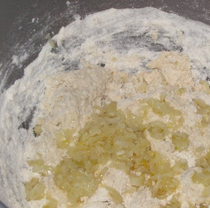 1. Этап. Багет с луком: 3. Смешиваем просеянную муку (я брала половину обычной, половину овсяной) с солью и луком. Добавим еще 100 мл воды, смешиваем с готовой опарой.