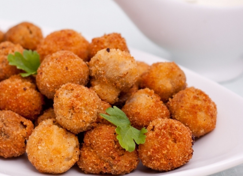 1. Этап. Шампиньоны в кляре: Подавайте горячими, со свежей зеленью и овощами. Приятного аппетита!