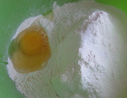 1. Этап. Сочни для бешбармака: 2. Просейте муку, добавьте яйцо и воду. Замесите тесто.