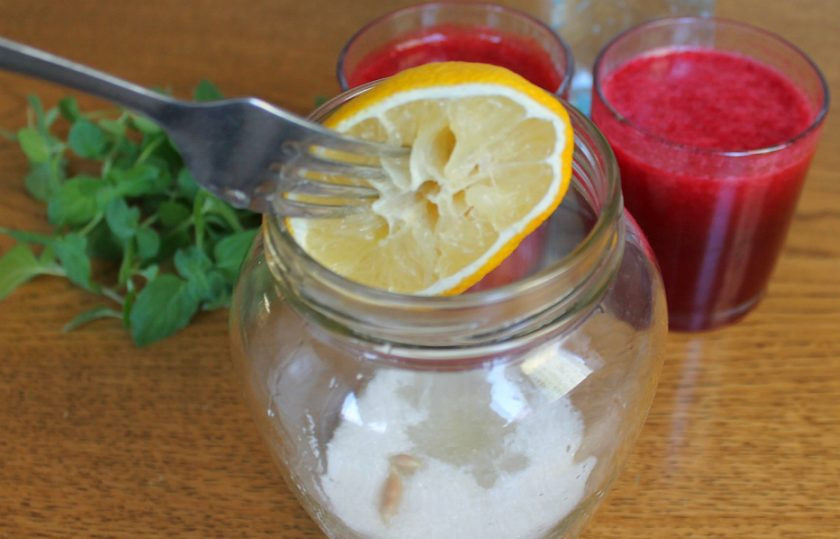 1. Этап. Напиток Торнадо: В банку насыпаем сахар и выжимаем сок из половинки лимона.