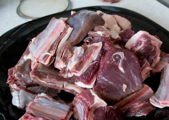 1. Этап. Оленина в горшочке: Оленьи ребра вымойте и обсушите бумажными полотенцами. Затем порубите их на крупные куски.