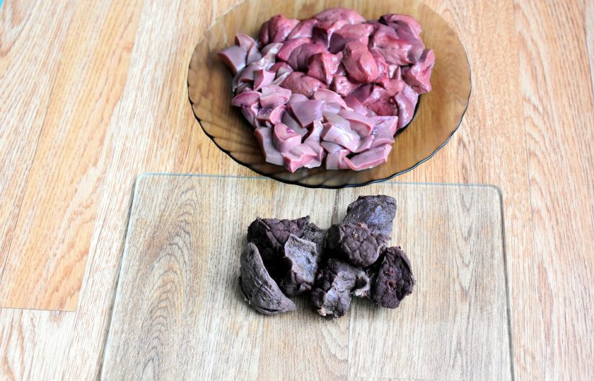 1. Этап. Джиз-быз: Легкие промойте и отварите до мягкости. Хорошо промойте весь ливер, тщательно просушите и нарежьте крупными кусочками.