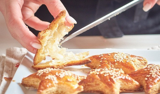 1. Этап. Звездочки с сыром: Звездочки разрезать на две половинки.