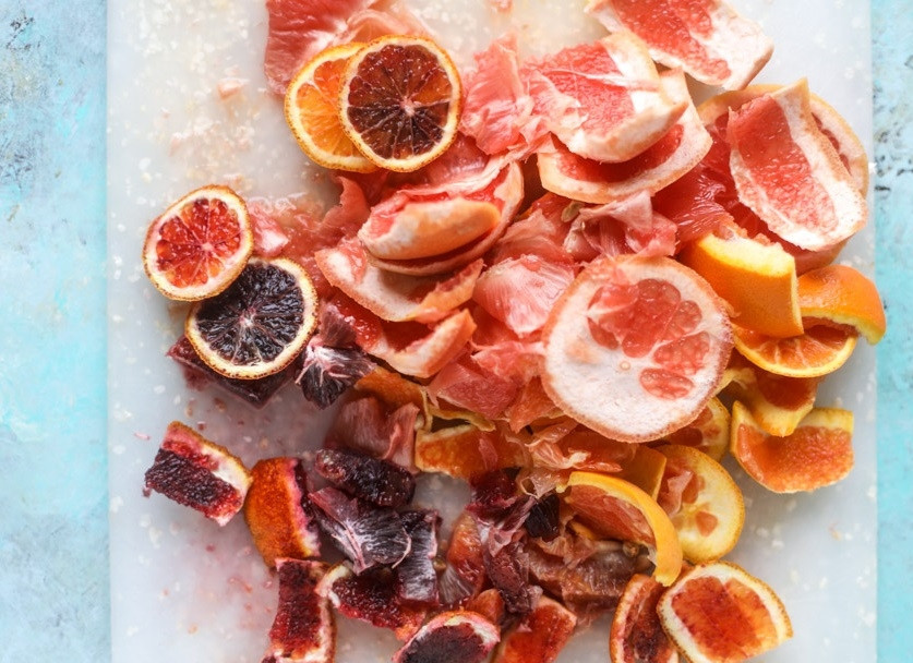 1. Этап. Салат с семгой и авокадо: 2. Мою апельсин, грейпфрут. Очищаю фрукты от кожуры и белых пленок, разделяю дольками. Мою и очищаю авокадо, нарезаю тонкими дольками. Готовлю заправку: в миску наливаю винный уксус, мед, добавляю дижонскую горчицу, чеснок, пропущенный через пресс. Лимон мою и натираю мелко цедру, выдавливаю лимонный сок. Вливаю тонкой струйкой оливковое масло и взбиваю венчиком.