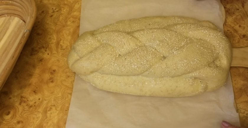 1. Этап. Белый сдобный хлеб: Вместе с пергаментом переложите хлеб в форму, накройте пленкой и оставьте при комнатной температуре на 1 час. Перед выпечкой смажьте хлеб взбитым с водой яйцом и посыпьте овсяными отрубями.