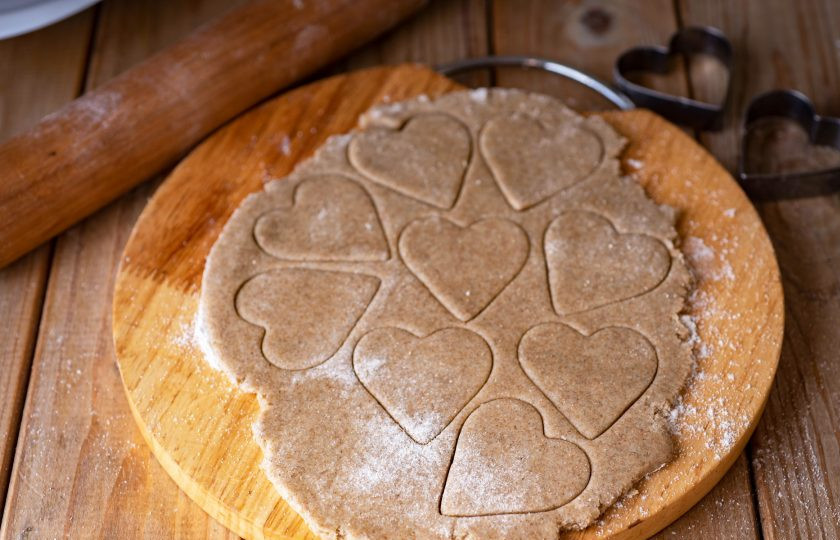 1. Этап. Ржаное печенье: Тесто разделите на 3-4 части для удобства. Рабочую поверхность припылите небольшим количеством ржаной муки. Раскатайте часть теста в тонкий пласт (толщина примерно 3 мм.), вырубите кондитерской вырубкой заготовки будущего печенья.