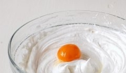 1. Этап. Бисквит в мультиварке Поларис: Добавляем к белкам обычный и ванильный сахар, а затем — желтки. Продолжаем взбивать.