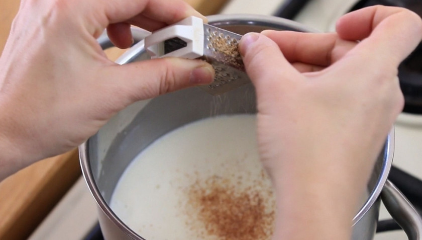 1. Этап. Семга под соусом Бешамель: 3. Огонь делаем совсем маленьким, добавляем теперь в кастрюльку специи и ждем, пока соус не закипит и не загустеет. У меня он готовился 8 минут.