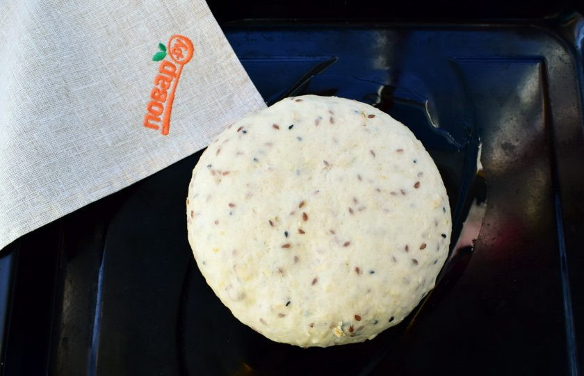 1. Этап. Овсяный каравай: Тесто обомните, соберите в шар, округлите. Поместите на противень, накройте пищевой пленкой и оставьте в теплом месте на 20 минут для подхода.