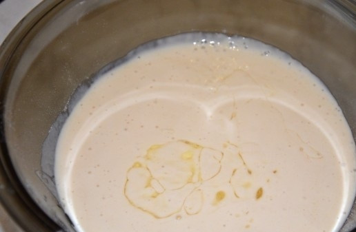 1. Этап. Заливной пирог с капустой: 4. В большую миску наливаю кефир, туда же добавляю соду, 1 яйцо, солю, вливаю сливочное и подсолнечное масло с микроволновой печи.