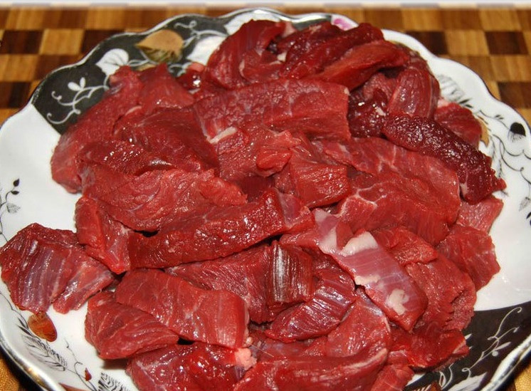 1. Этап. Мясо по-татарски: 4. Мясо вымыть и просушить. Нарезать небольшими порционными кусочками.