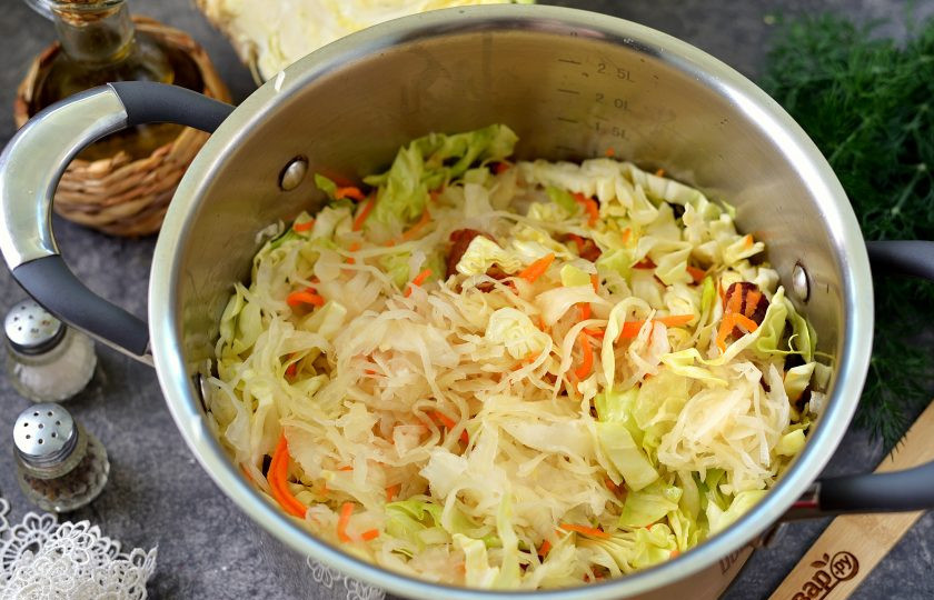 1. Этап. Капустняк по-польски со свежей и квашеной капустой: Нарежьте свежую капусту тонкой стружкой, слегка измельчите квашеную, переложите в кастрюлю и жарьте еще минуты 3-4 на умеренном огне.