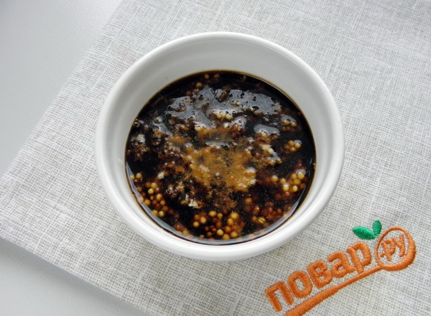 1. Этап. Острые крылышки к пиву: В соевый соус добавьте измельченный чеснок, горчицу, имбирь и перец чили. Количество перца регулируйте на свой вкус. Перец попадается разный, да и вкусы у людей разные. Я всегда пробую маринад, перед тем как залить им мясо.