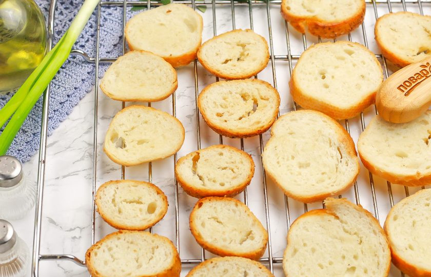 1. Этап. Канапе Яйца змеи: Ломтики багета подсушите в духовке или на сковороде 5 минут, сбрызнув растительным маслом.