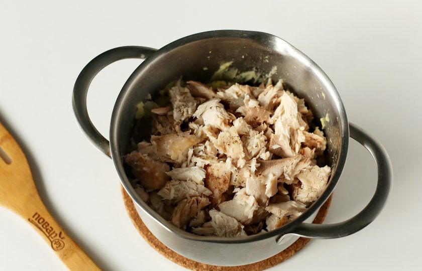 1. Этап. Фишкейки: Рыбу остудите, разделайте вилкой и добавьте к картофелю.