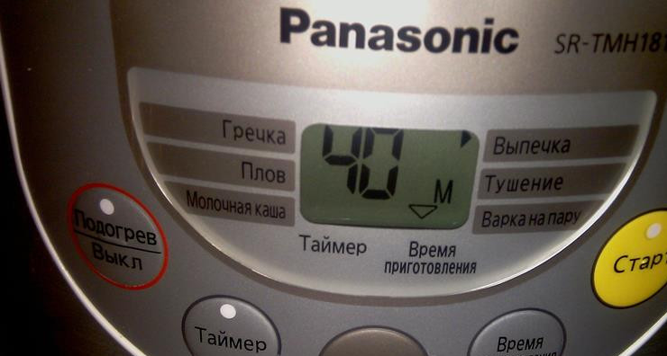 1. Этап. Безе в мультиварке: Чашу мультиварки смазываем растительным маслом. Ложечкой выкладываем в чашу небольшие безе. Готовим в режиме 