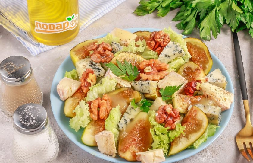 1. Этап. Салат с инжиром и сыром с плесенью: Посолите и поперчите блюдо, сбрызните растительным маслом без аромата и подайте к столу, украсив свежей зеленью.