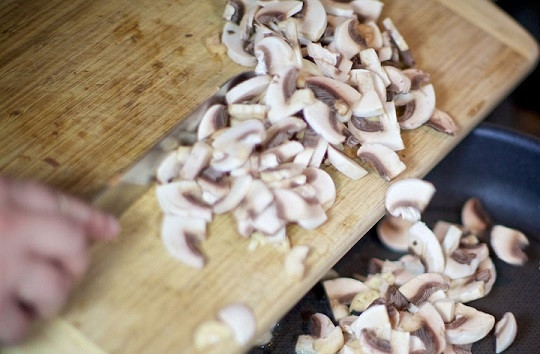 1. Этап. Куриный салат с грибами: 2. На сковороду налейте немного растительного масла, разогрейте. Грибы (в данном случае используются шампиньоны, но вы можете взять любые другие) вымойте, обсушите и нарежьте. Выложите на сковороду.