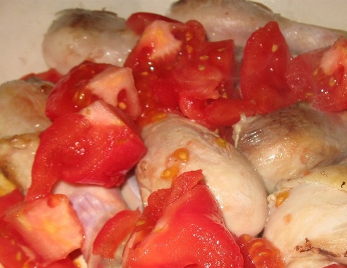 1. Этап. Чахохбили из курицы в духовке: Удаляем кожуру с помидоров, нарезаем их кубиками. Добавляем томаты к курице, тушим на среднем огне.