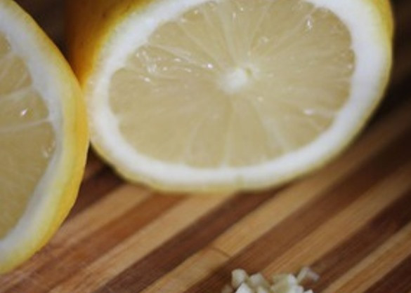 1. Этап. Рагу из баранины в мультиварке: После этого чеснок, лимон, корицу, соль и перец.