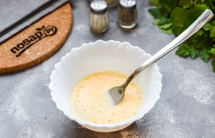 1. Этап. Тарталетки с грушей и сыром: В мисочку вбейте куриный желток, добавьте сливки и взболтайте вилкой.