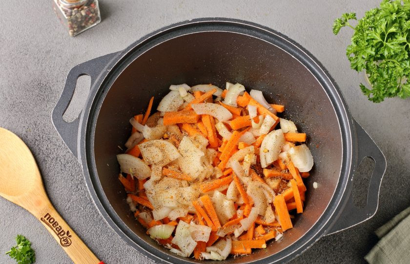 1. Этап. Лагман из кролика: Добавьте произвольно нарезанные лук и морковь. Обжарьте мясо с овощами в течение 7-10 минут.