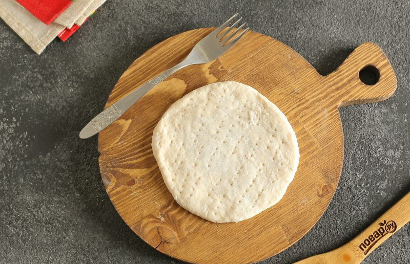 1. Этап. Пышки в мультиварке: Каждый кусочек обваляйте в муке и раскатайте в форме круга диаметром 8-12 см. Наколите пышки вилкой.