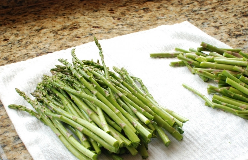 1. Этап. Жареная спаржа в бальзамическом соусе: Затем ее необходимо обсушить на бумажном полотенце.