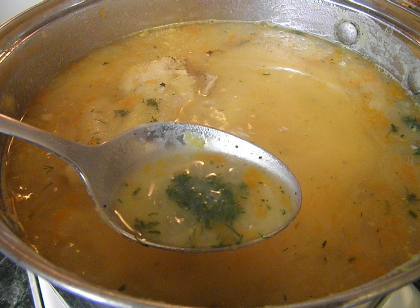 1. Этап. Гороховый суп с цыпленком: В конце варки супа добавьте рубленный мелко укроп. Откорректируйте суп на соль. Проварите еще пару минут — и выключите огонь. Суп готов!