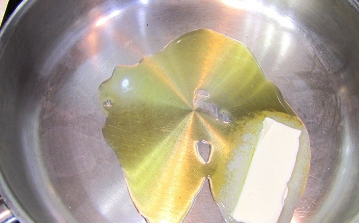 1. Этап. Соус из баранины с картошкой: Растапливаем на сковороде сливочное масло.