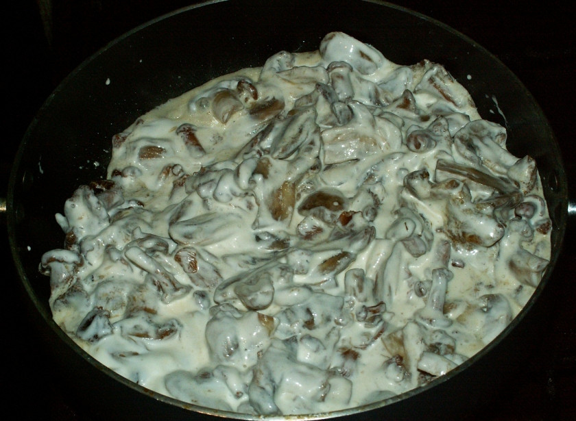 1. Этап. Подосиновики, тушеные в сметане: 5. Затем - добавим нарезанные тонкими пластиночками шампиньоны и заливаем сметаной. Солим, перчим, тушим до готовности.